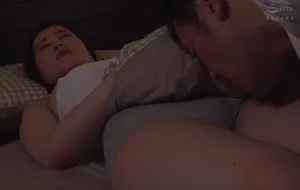 3 ngày ông chồng đi công chuyện, vợ ở nhà nữa đêm bị bố anh xã mò vào phòng