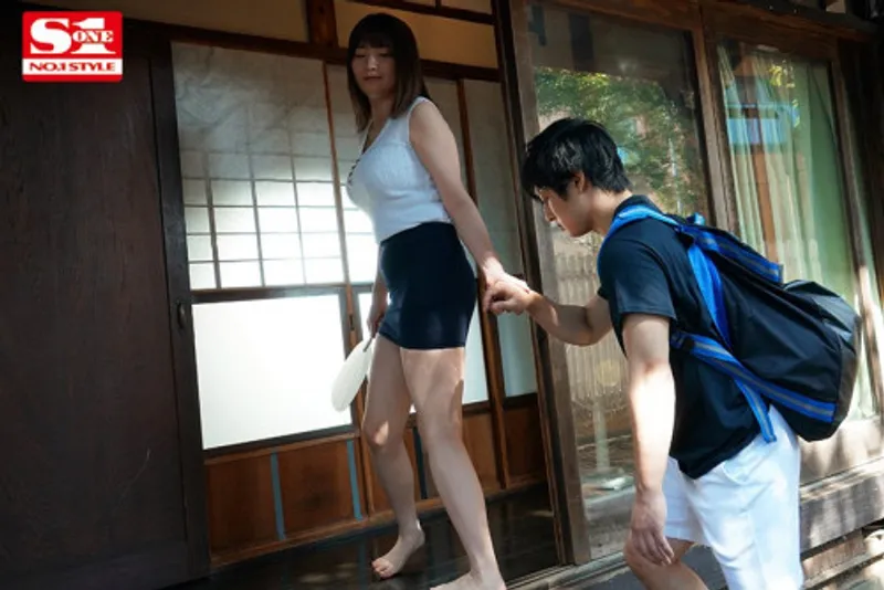 Anh chàng dam dang chuối khi nhìn trộm em họ địt trộm với chồng