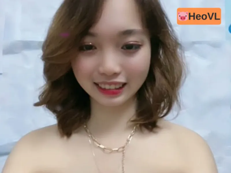 Em học sinh cấp 3 quay cận cảnh cái lỗ lồn to hồng hào