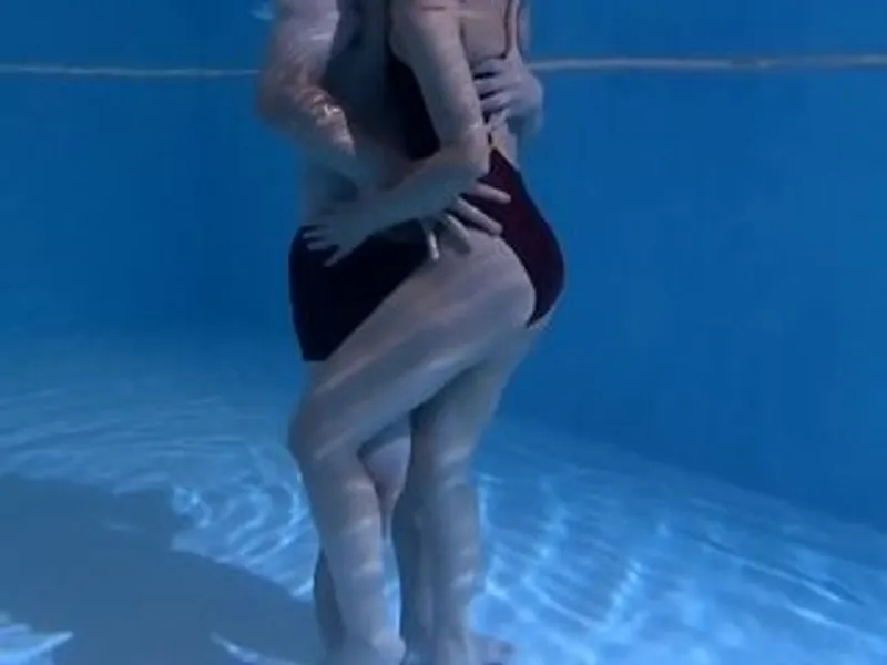 Gã chồng lạnh nhạt, vợ yêu lén lút với hlv dạy bơi