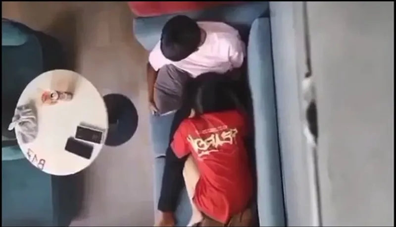 Quay lén gấu liếm liếm cho em người yêu nơi công cộng