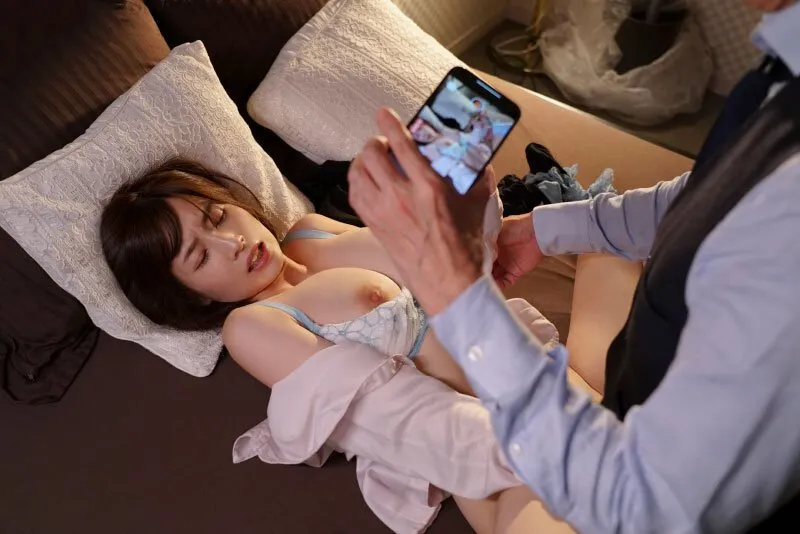 Cấp trên chuốc thuốc em thư ký bắt nện cả đêm khi đi công chuyện xa