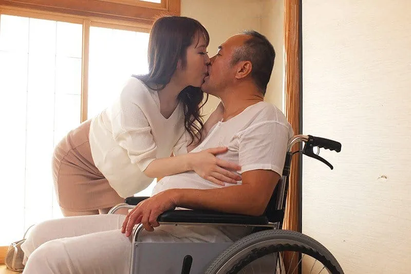 Vợ của con trai hiếu thảo chăm sóc bố ông xã tàn tật