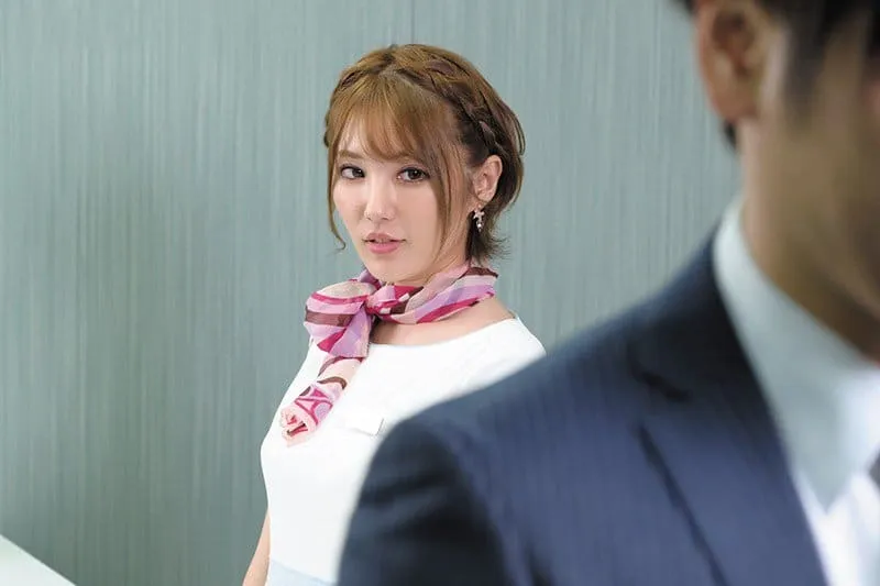 Cô lễ tân quyến rũ sếp: “cấp trên ơi em nắc em có sướng hơn cô vợ anh ?”