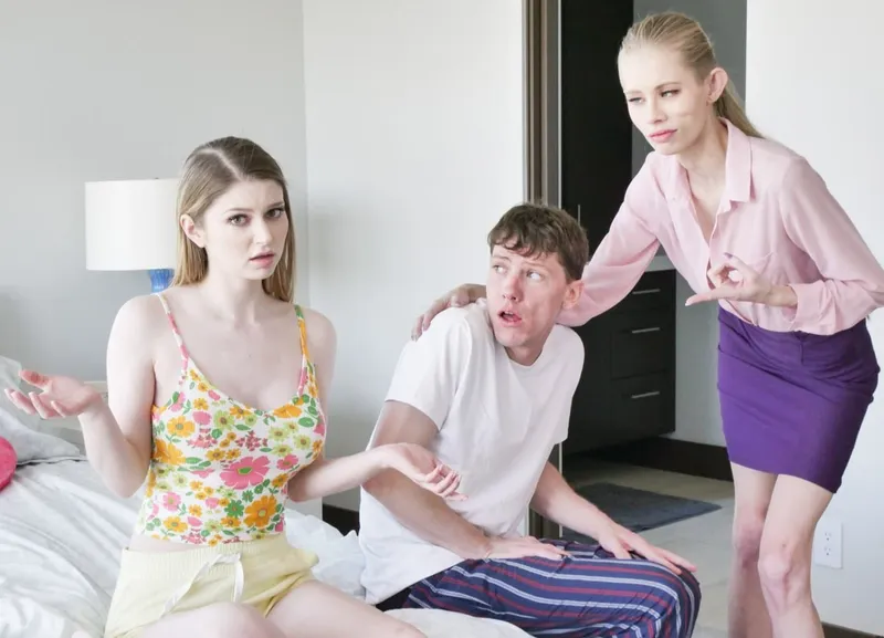 Mẹ kế bắt con gái riêng của gã chồng xoạc với cậu con trai