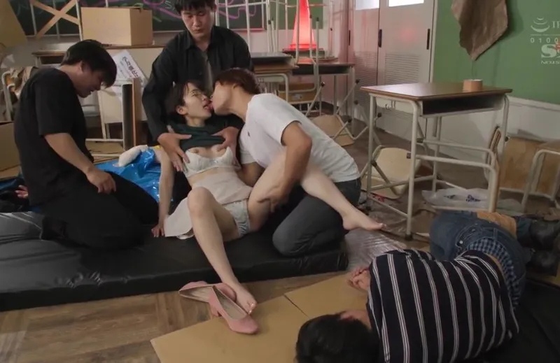 Giúp đỡ cậu anh yêu bị bắt nạt, nữ học sinh dính vào đám côn đồ biến thái