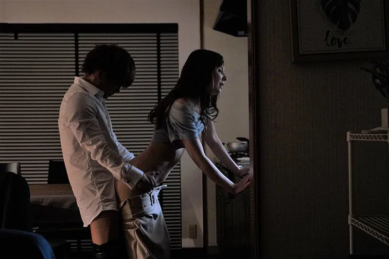 Quản lý đi làm ăn, cậu nhân viên đến nhà xoạc cô vợ ông ấy