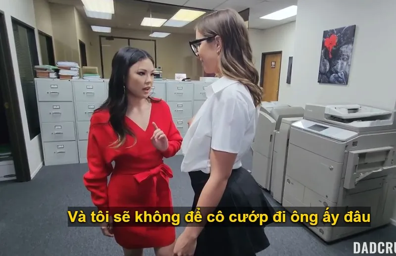 Bố dượng may mắn làm tình cùng lúc cục cưng và em trợ lý riêng